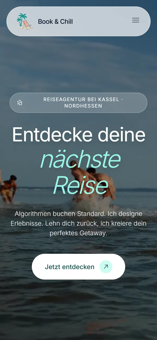 Startseite von bookandchill-reisen.de auf dem Smartphone