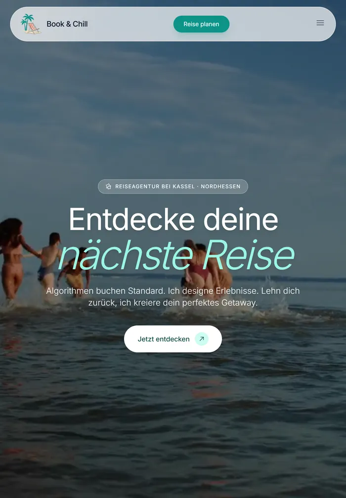 Startseite von bookandchill-reisen.de auf dem Tablet